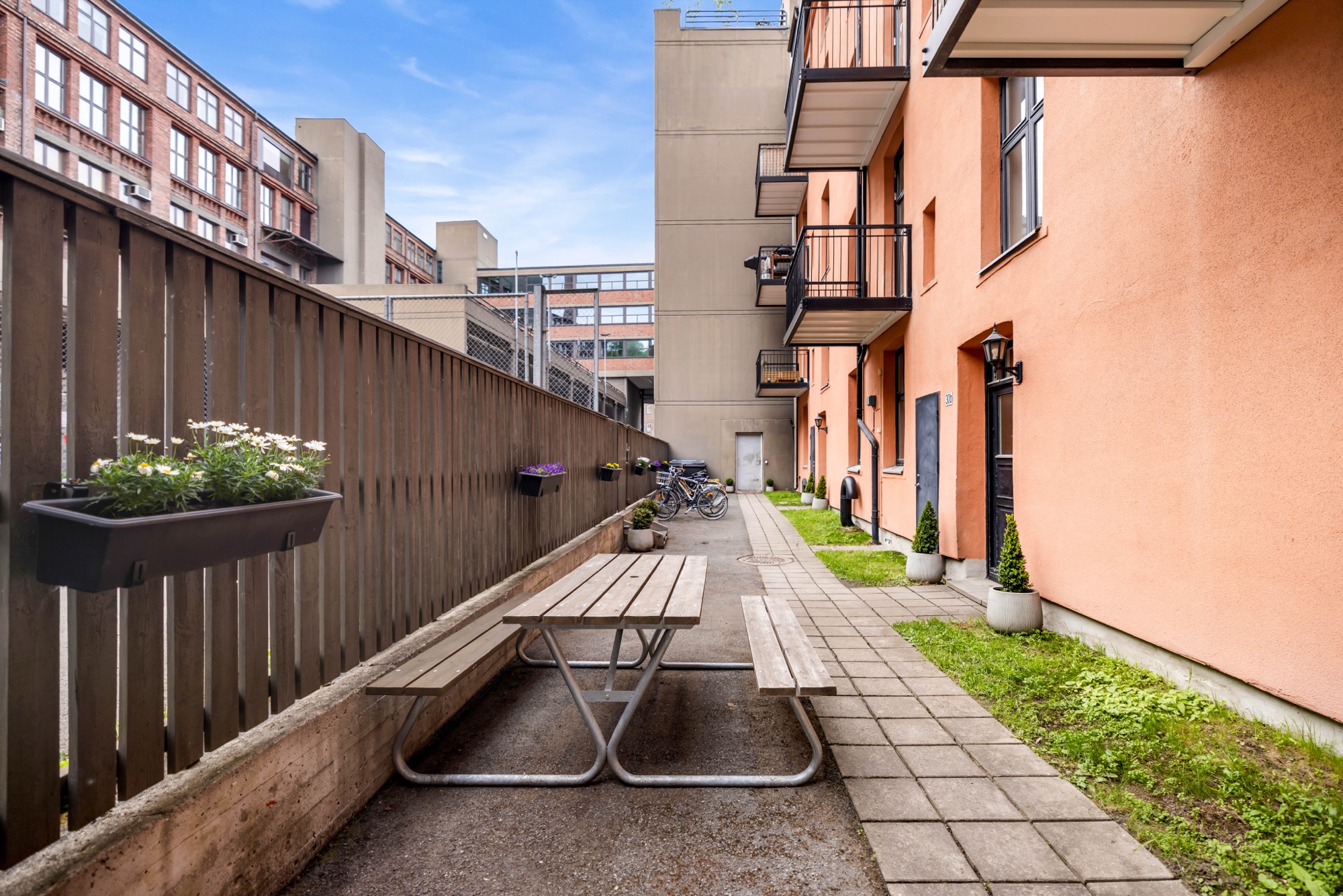 Bakgården med plantekasser og benker